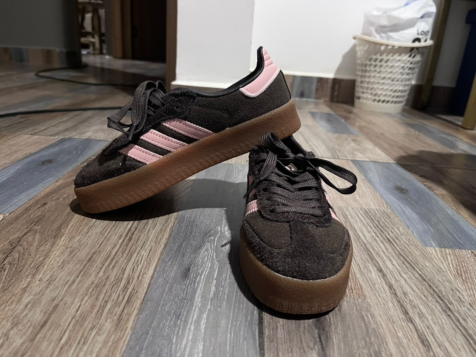Tenis negros con detalles rosa de la selección Lunéa